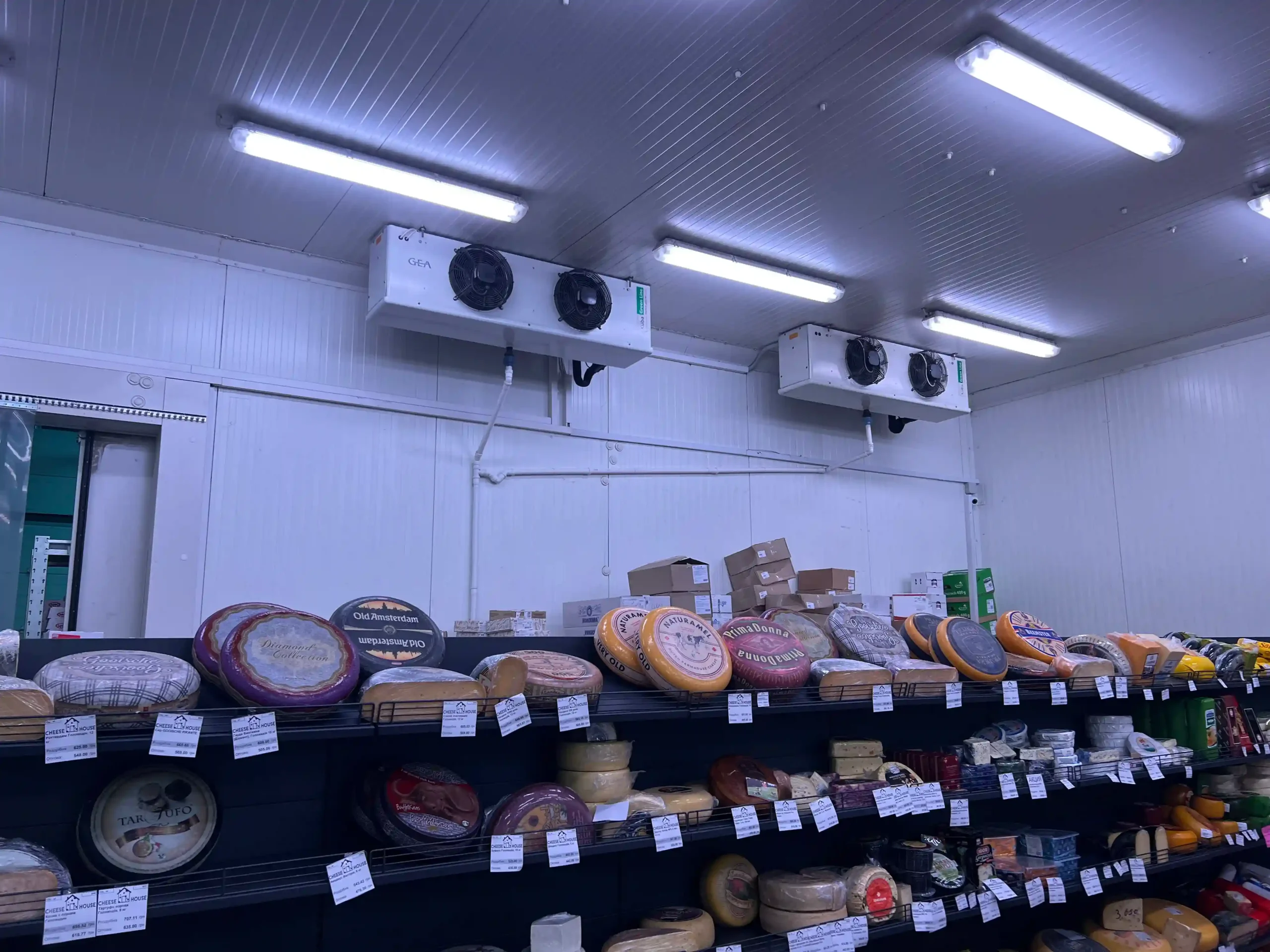 Стельові повітроохолоджувачі та стелажі з готовою сирною продукцією