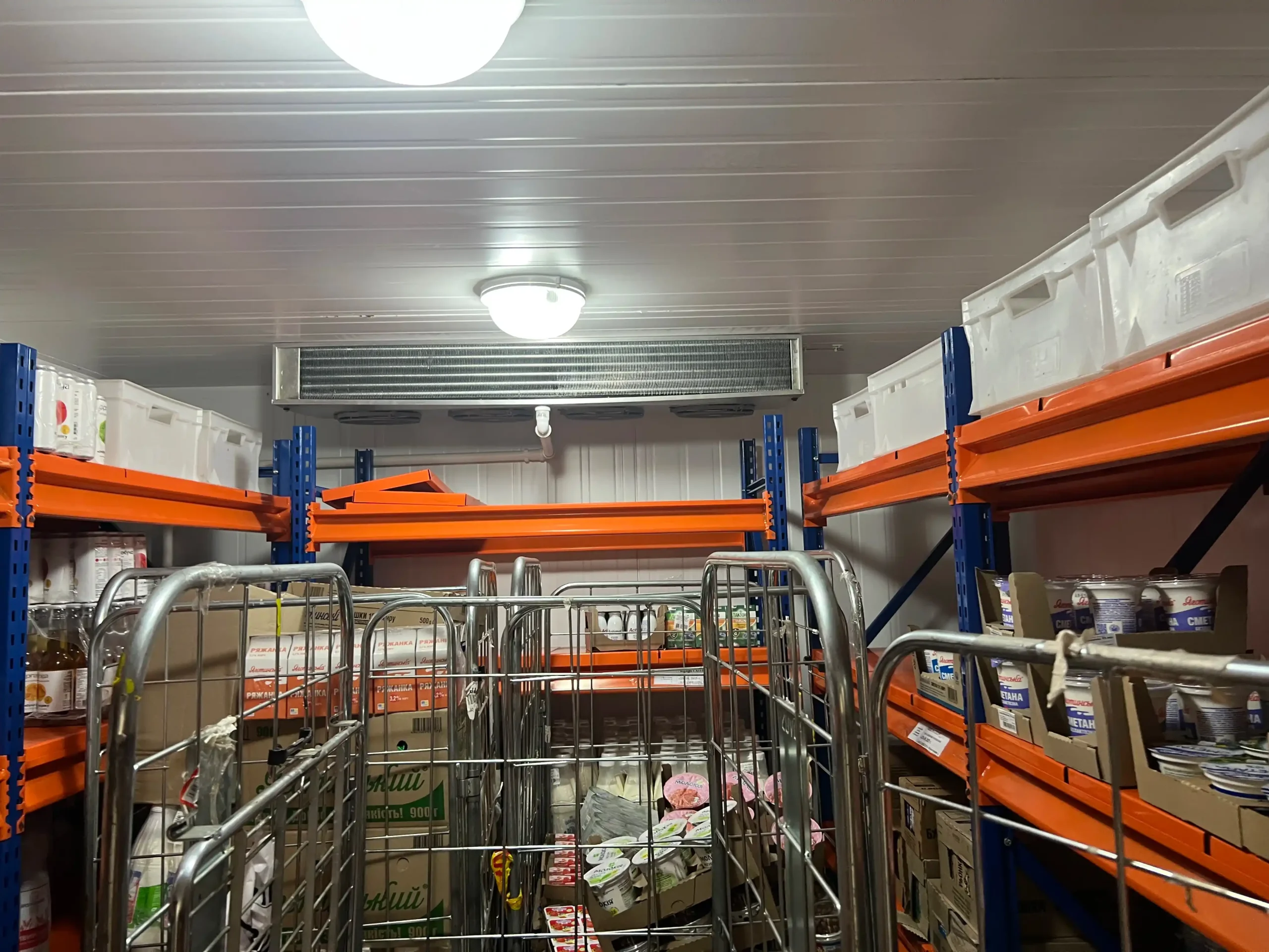 Зберігання молочної продукції в камері охолодження