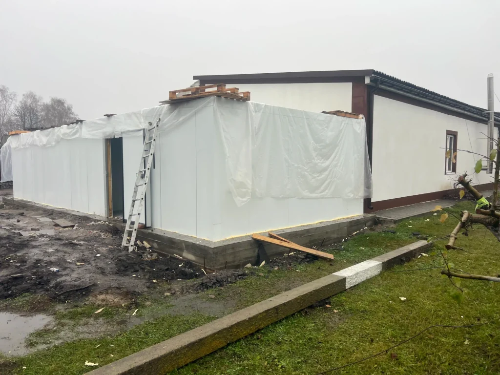 Зовнішній вигляд холодильної камери зі сендвіч-панелей, що будується
